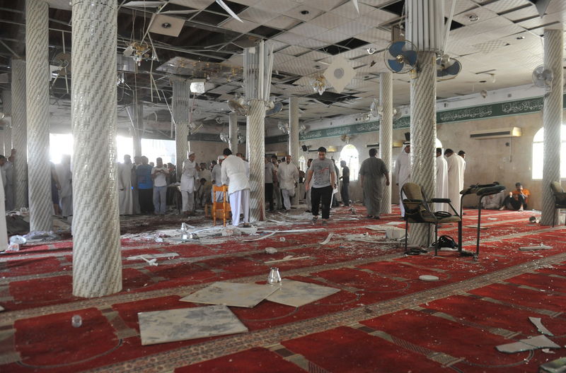 © Reuters. Un suicida se inmola en mezquita chií de Arabia Saudí, deja decenas de muertos