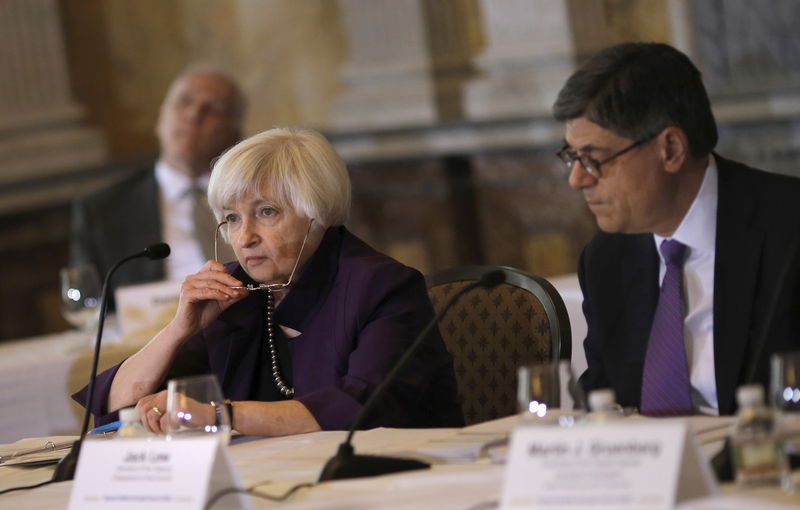 © Reuters. La Fed, en camino a subir los tipos a medida que la economía mejore, dice Yellen