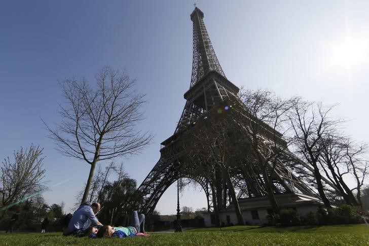 © Reuters. Una huelga del personal por los carteristas hace cerrar la Torre Eiffel