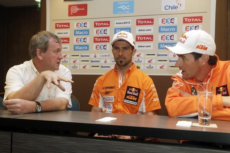 © Reuters. Pascal Couasnon, the Motorsport division director of Michelin Group, talks to KTM bike riders, France's Cyril Despres and Spain's Marc Coma, during a news conference before the Dakar Rally 2013 in Lima