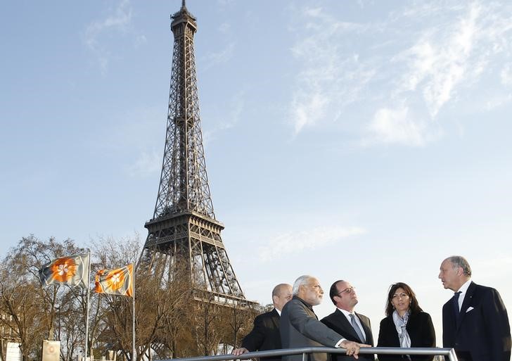 © Reuters. Autoridades conversam perto da Torre Eiffel em Paris