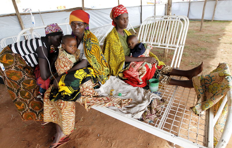 © Reuters. Pacientes refugiados de Burundi aguardam tratamento