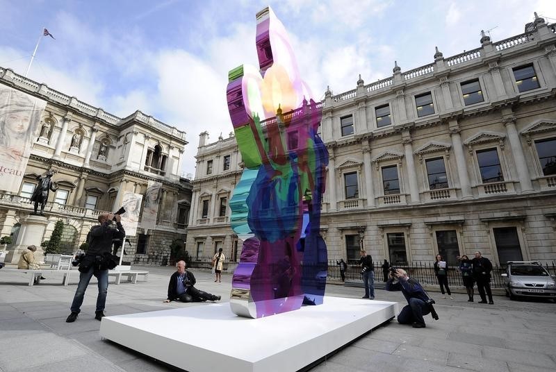 © Reuters. Photographers take photographs of  'Coloring Book', a sculpture by Jeff Koons, in the Annenberg Courtyard of the Royal Academy of Arts, in London