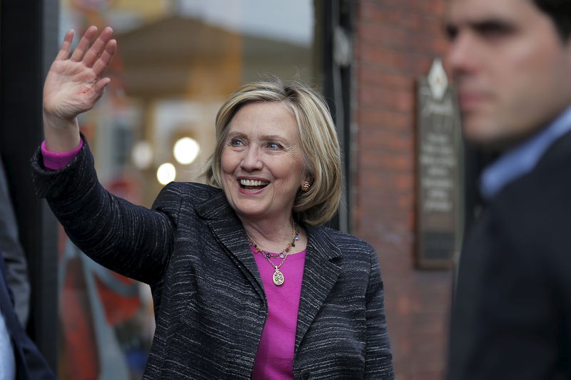 © Reuters. Democratic presidential candidate Hillary Clinton waves to supporters gathered outside after she spoke at the Water Street Bookstore in Exeter