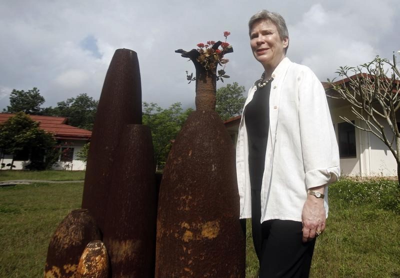 © Reuters. U.S. Under Secretary of State for Arms Control and International Security Rose Gottemoeller poses for a photo next to flowers planted on top of a U.S. bomb shell during a visit to a mines and bombs museum in Vietnam's central Quang Tri province