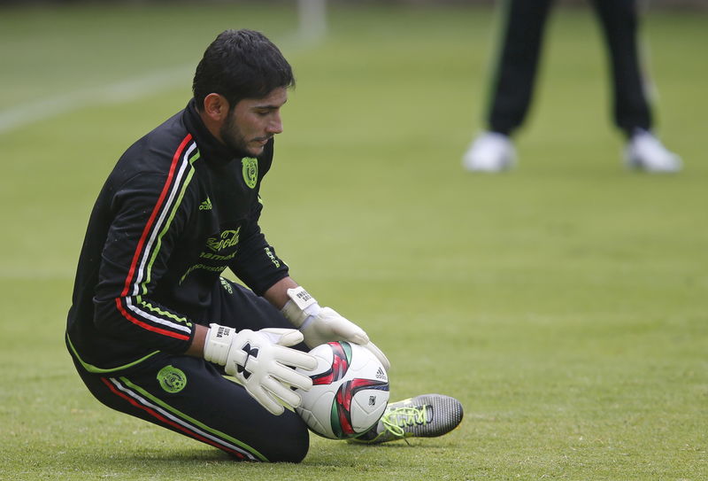 © Reuters. Goleiro do México, José de Jesús Corona, durante treino