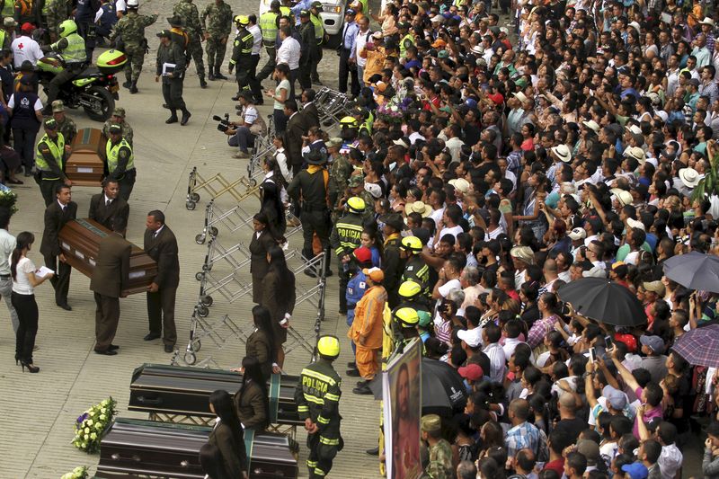 © Reuters. Funeral de vítimas de deslizamento em Salgar, na Colômbia