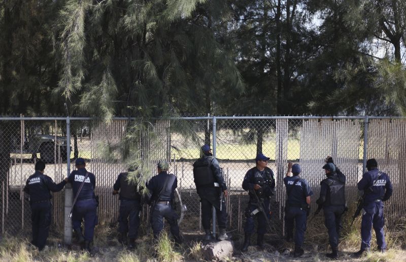 © Reuters. Policiais federais isolam local de confronto armado no México