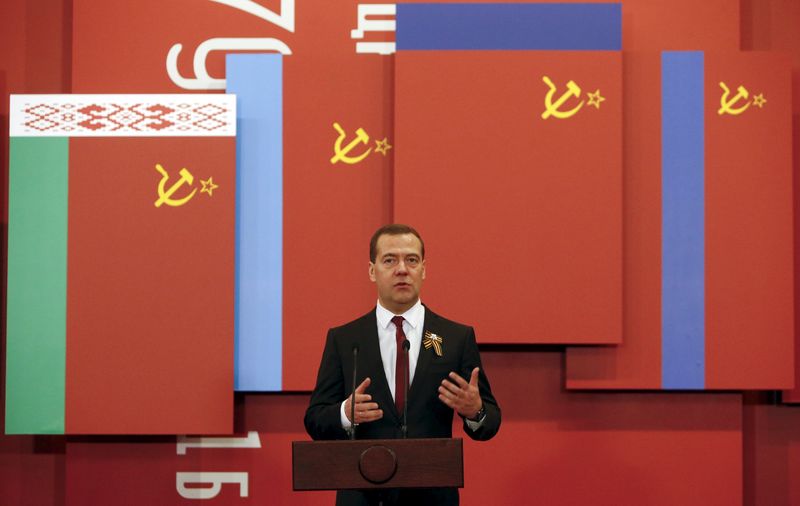 © Reuters. Russia's PM Medvedev visits the Central Museum of the Great Patriotic War in Moscow