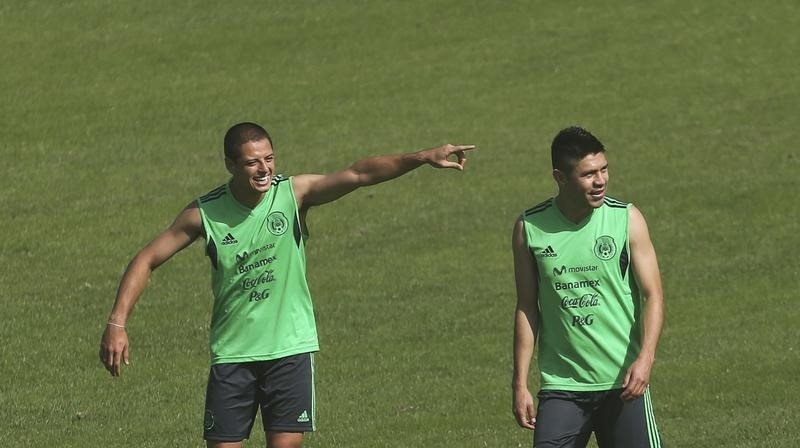 © Reuters. México convoca a Chicharito, Vela y hermanos Dos Santos en lista preliminar para Copa de Oro