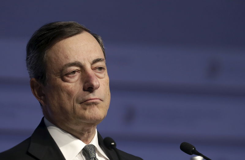 © Reuters. Mario Draghi listens at a news conference during an informal meeting of Ministers for Economic and Financial Affairs (ECOFIN) in Riga