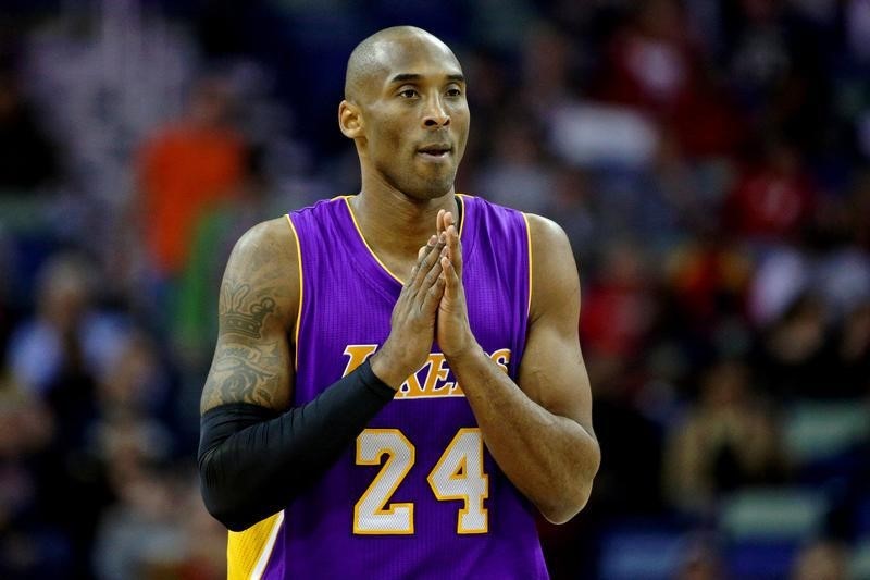 © Reuters. Estrella de los Lakers Kobe Bryant se retiraría tras la próxima temporada