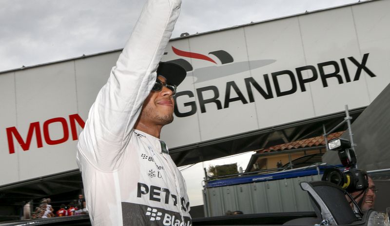 © Reuters. Hamilton se hace con la pole en el Gran Premio de Mónaco, Sainz será el primer español