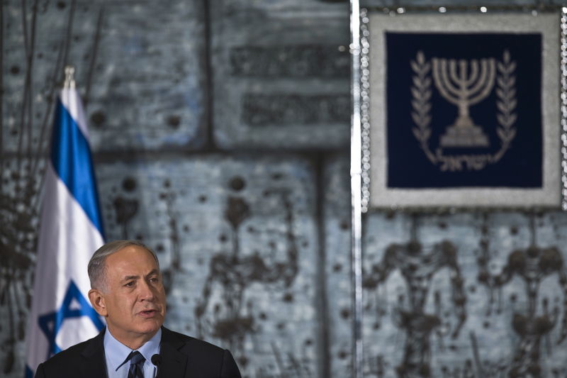 © Reuters. Israel's Prime Minister Netanyahu speaks before a group photo with the new Israeli government in Jerusalem