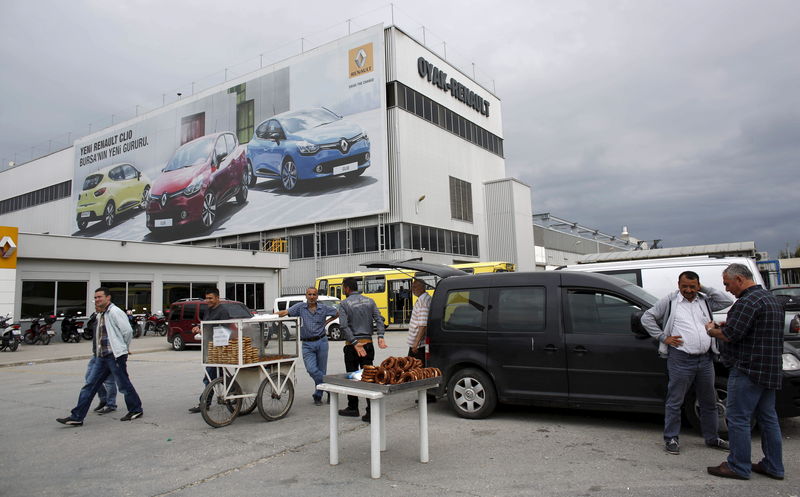 © Reuters. People stand in front of Renault car plant in Bursa, Turkey
