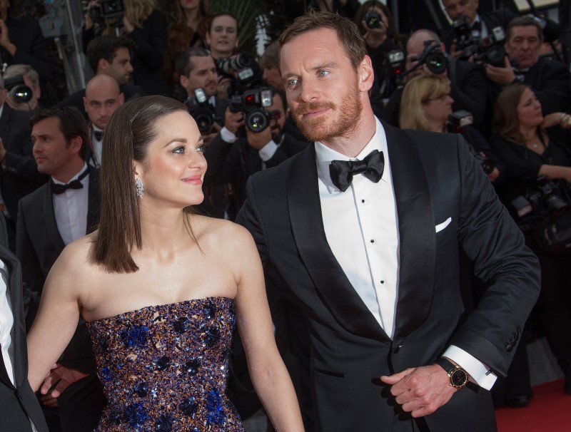 © Reuters. Los actores Marion Cotillard y Michael Fassbender posan en la alfombra roja al llegar a la proyección de la película "Macbeth", que compite por la Palma de Oro en la edición número 68 del Festival de Cine de Cannes