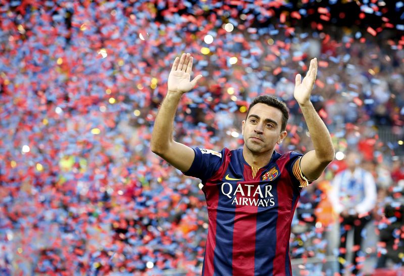 © Reuters. Xavi Hernández del Barcelona saluda a sus hinchas tras el partido por la liga española de fútbol contra Deportivo La Coruña en el estadio Camp Nou en Barcelona