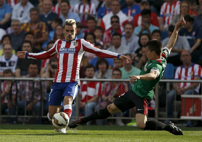 © Reuters. Atletico Madrid's Griezmann fights for the ball with Athletic Bilbao's Bustinza during their Spanish first division soccer match at Vicente Calderon stadium in Madrid