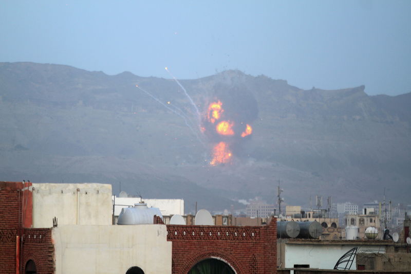 © Reuters. En la imagen de archivo se aprecia una explosión en la montaña Noqum tras ser alcanzada por un ataque aéreo en Saná