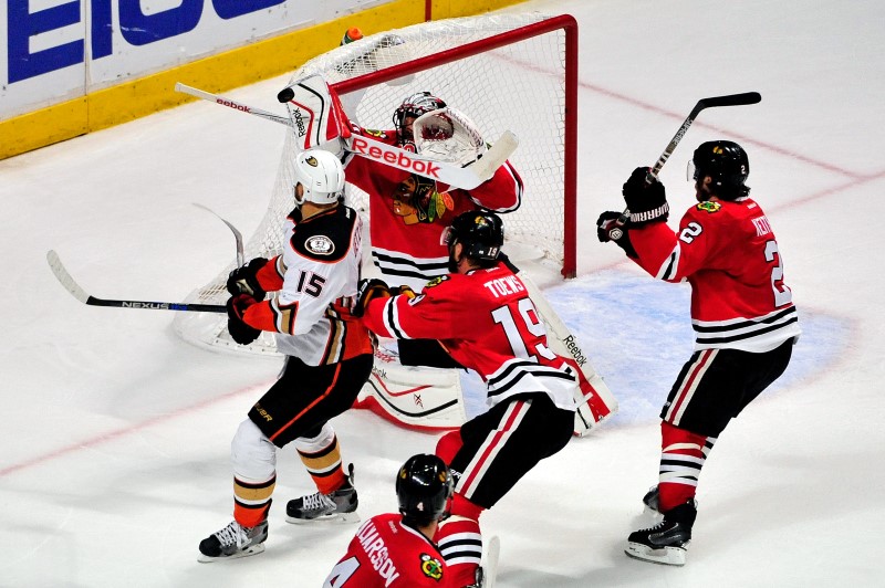 © Reuters. NHL: Stanley Cup Playoffs-Anaheim Ducks at Chicago Blackhawks