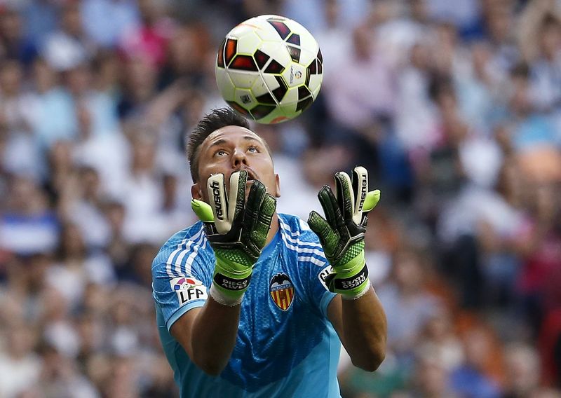 © Reuters. Valencia's goalkeeper Diego Alves catches the ball during their Spanish first division soccer match against Real Madrid at Santiago Bernabeu stadium in Madrid