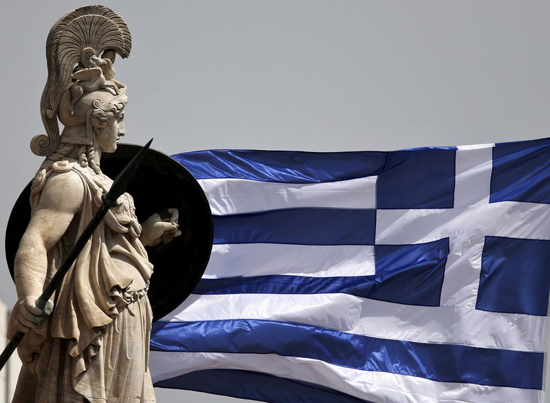 © Reuters. A Greek national flag flutters next to a statue of ancient Greek goddess Athena, in Athens