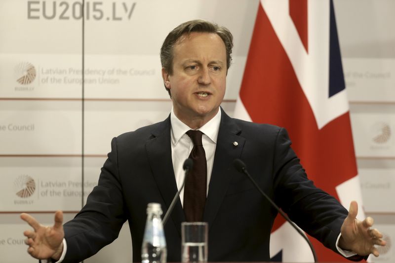 © Reuters. Britain's Prime Minister Cameron gestures as he speaks at a news conference after the Eastern Partnership Summit in Riga