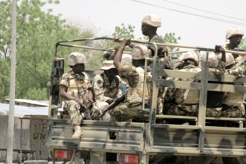 © Reuters. Ejército nigeriano dice que mata a militantes de Boko Haram y rescata a 20 mujeres y niños