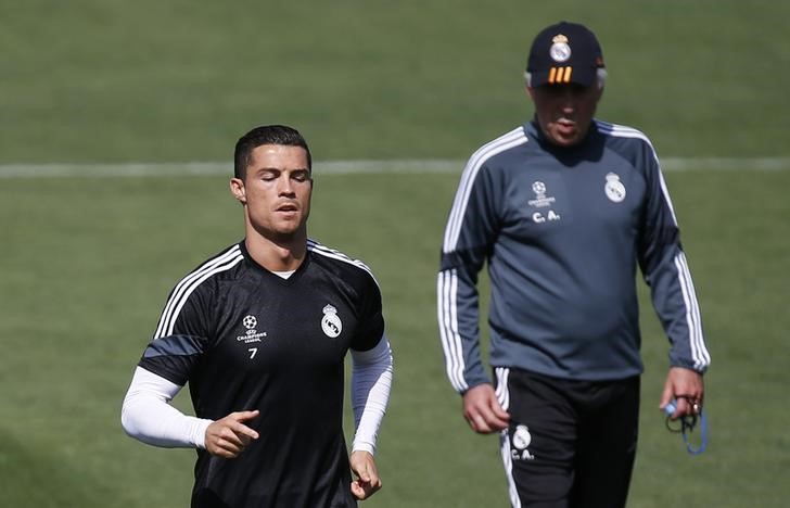 © Reuters. El peso pesado del Madrid Cristiano Ronaldo apoya a su entrenador Ancelotti 
