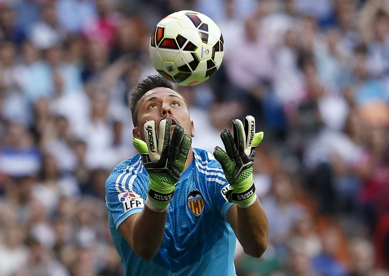 © Reuters. Valencia ve empañada su alegría por una lesión del portero Diego Alves