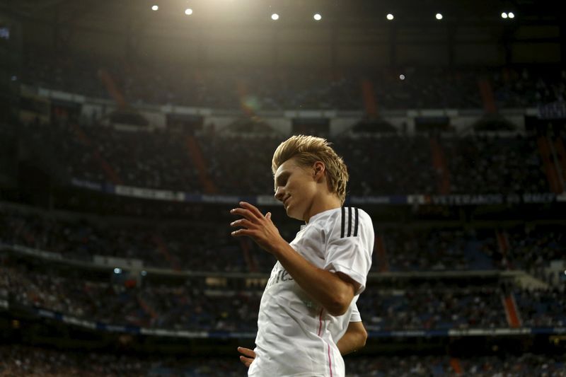 © Reuters. Odegaard se convierte en el debutante más joven del Madrid en liga a los 16 años