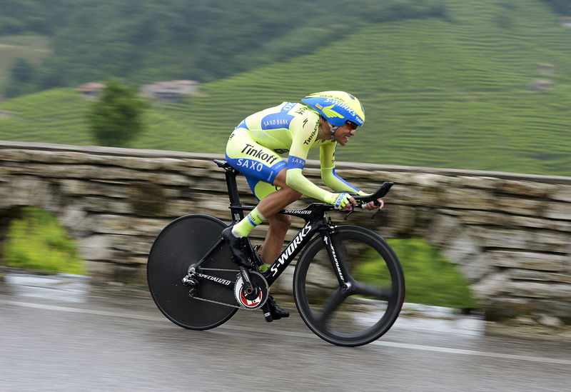 © Reuters. Contador retoma el maillot rosa tras una gran contrareloj en el Giro de Italia