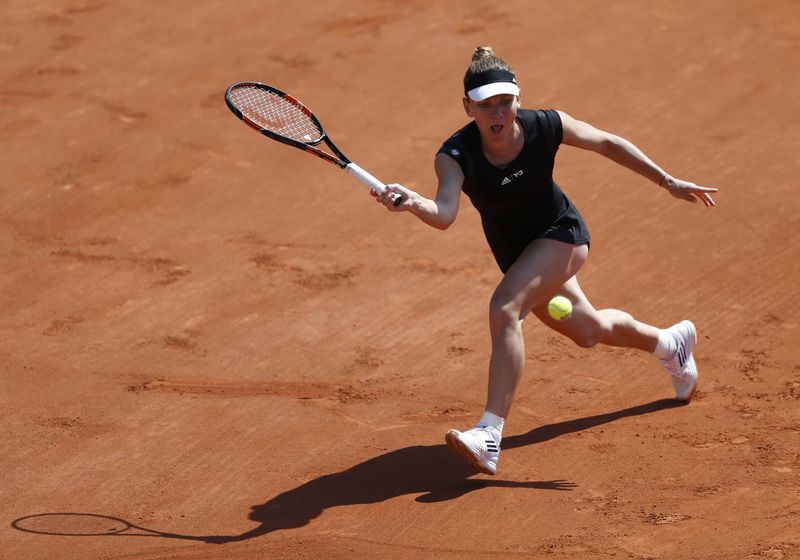© Reuters. Simona Halep of Romania plays a shot to Evgeniya Rodina of Russia during their women's singles match at the French Open tennis tournament at the Roland Garros stadium in Paris