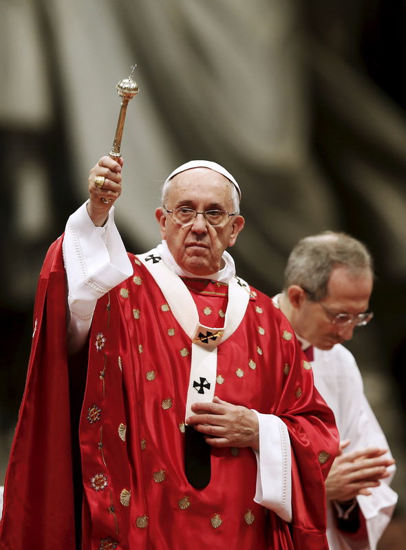 © Reuters. El Papa Francisco pide ayuda para emigrantes abandonados en la bahía de Bengal