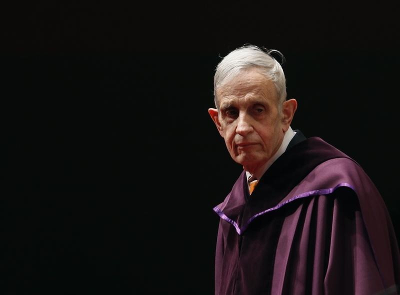 © Reuters. Fallece en accidente John Nash, el nóbel matemático que inspiró "Una mente maravillosa" - medio