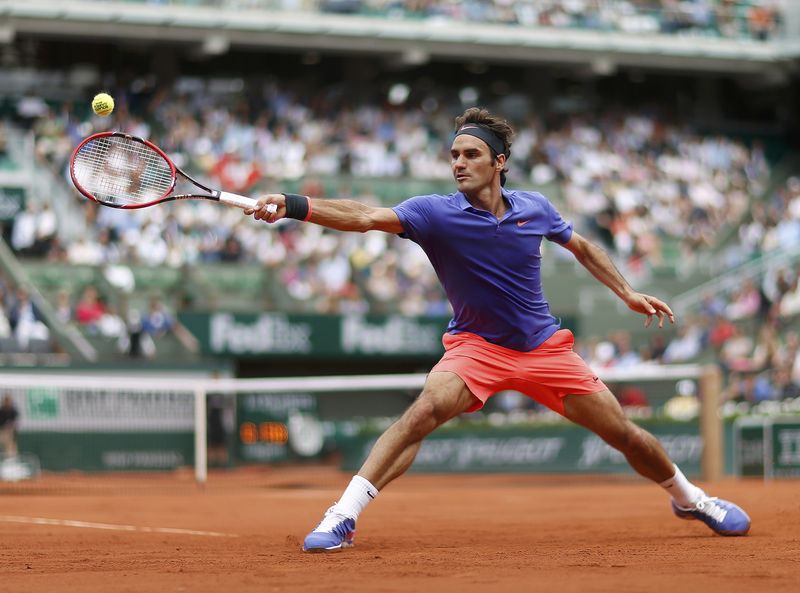 © Reuters. Federer supera primera ronda del Abierto de París con buen ritmo, fan entra a la cancha