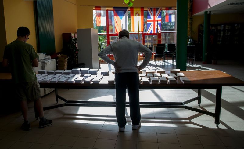 © Reuters. España vota en unos comicios que podrían mostrar alta fragmentación