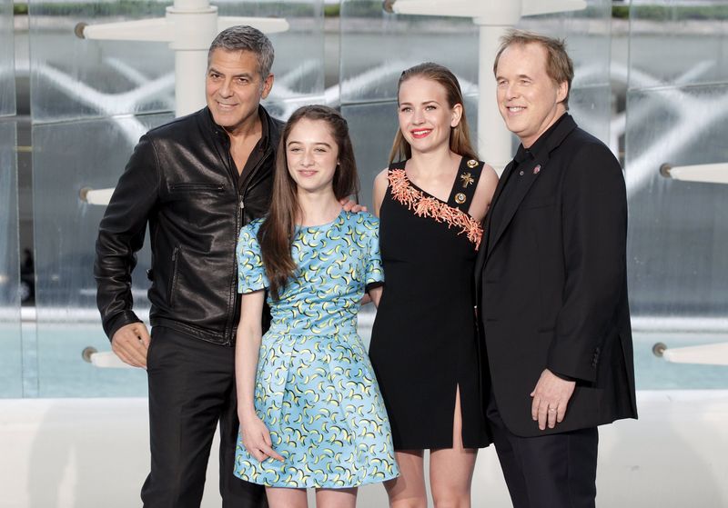 © Reuters. Cast members George Clooney, Raffey Cassidy, Britt Robertson and director Brad Bird pose at the City Of Arts and Sciences before the premiere of the movie "Tomorrowland" in Valencia