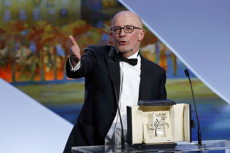 © Reuters. Director Jacques Audiard, Palme d'Or award winner for his film "Dheepan", delivers a speech on stage during the closing ceremony of the 68th Cannes Film Festival in Cannes