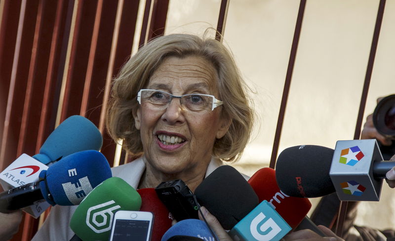 © Reuters. Carmena, local candidate of Ahora Madrid (Now Madrid), talks to reporters after casting her vote outside a polling station during regional and municipal elections in Madrid