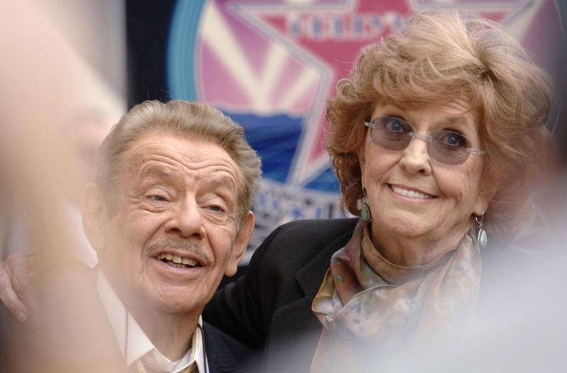 © Reuters. Jerry Stiller and Anne Meara attend a ceremony where the couple is honored with a star on the Hollywood Walk of Fame in Los Angeles, California