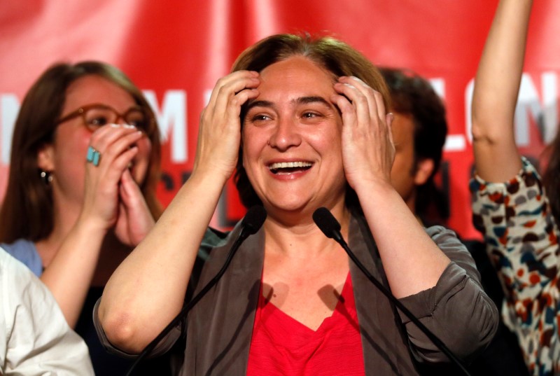 © Reuters. Ada Colau gana en Barcelona, pero el voto soberanista catalán mantiene fuerza 