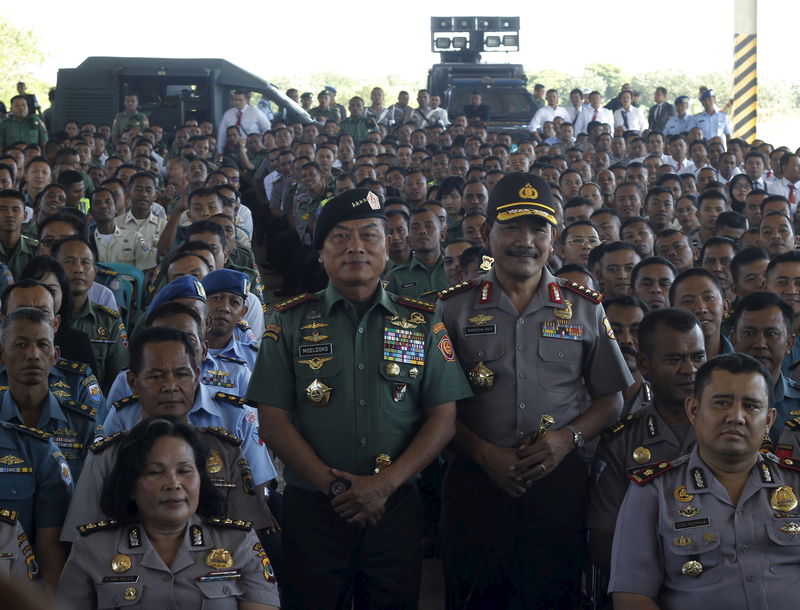 © Reuters. Indonesia's military chief Commander General Moeldoko and National Police Chief General Badrodin Haiti pose with members of the military and police after a briefing in Kupang, East Nusa Tenggara