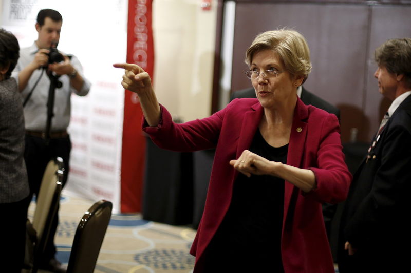 © Reuters. U.S. Senator Elizabeth Warren departs after her remarks at an American Prospect forum on the role of journalism in progressive politics, in Washington