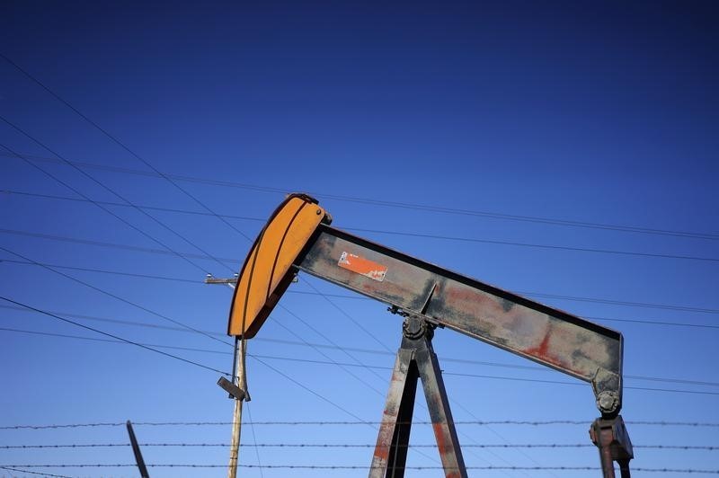 © Reuters. An oil well pump jack is seen at an oil field supply yard near Denver