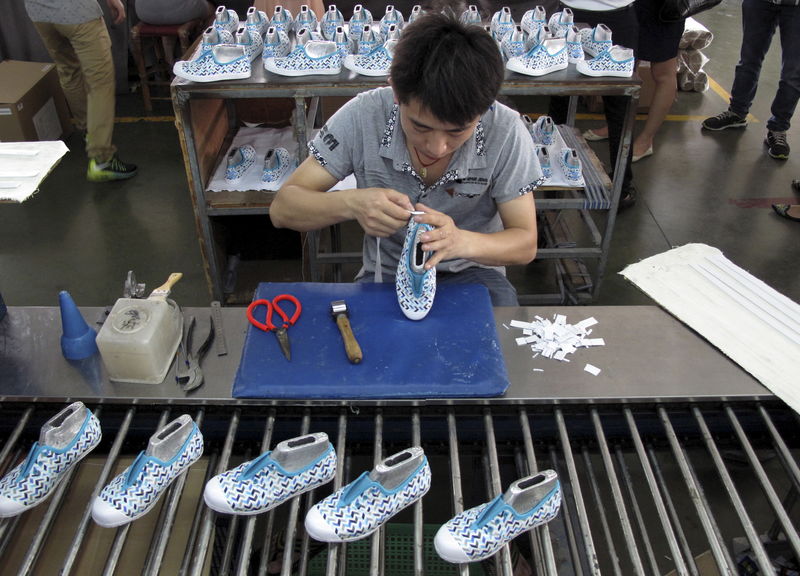© Reuters. Employee works at a Shuangwei factory in Putian