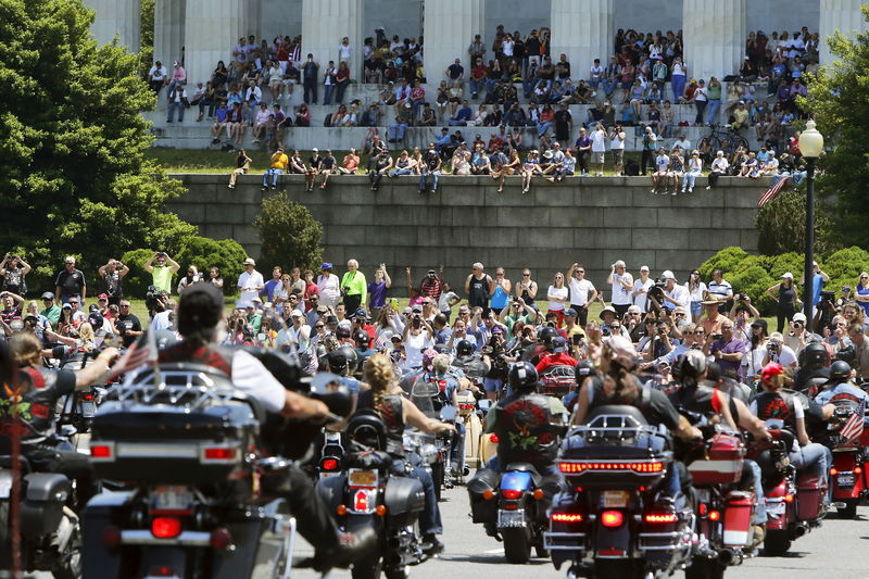 © Reuters. آلاف من قائدي الدراجات النارية يحتشدون في واشنطن لتكريم قدامى المحاربين
