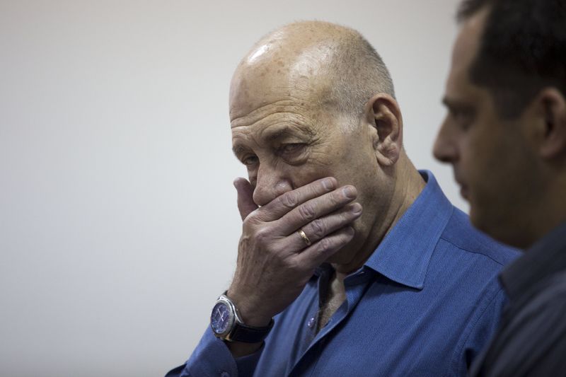 © Reuters. الحكم على رئيس الوزراء الإسرائيلي السابق أولمرت بالسجن في قضية فساد