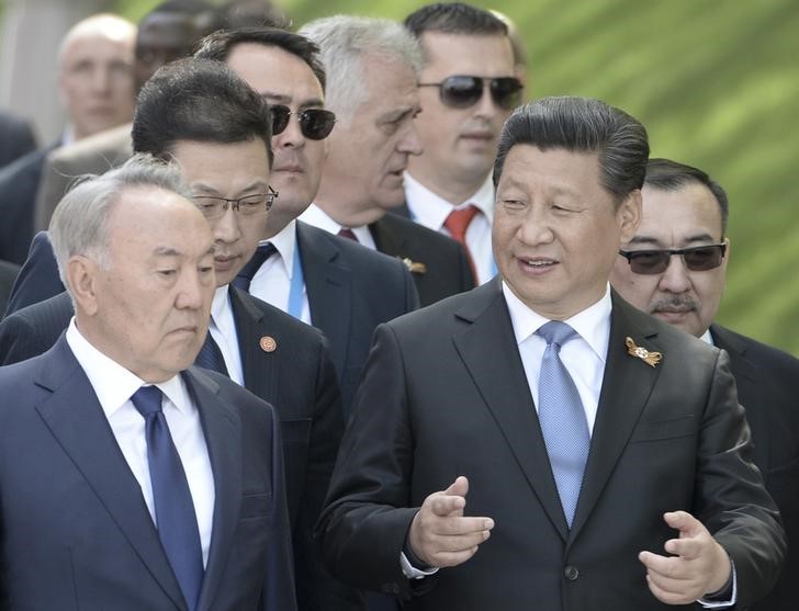 © Reuters. Президент Казахстана Нурсултан Назарбаев (слева) и президент Китая Си Цзиньпин на праздновании Дня победы в Москве