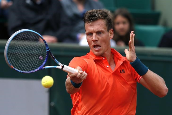 © Reuters. Tomas Berdych of the Czech Republic plays a shot to Yoshihito Nishioka of Japan during their men's singles match at the French Open tennis tournament at the Roland Garros stadium in Paris